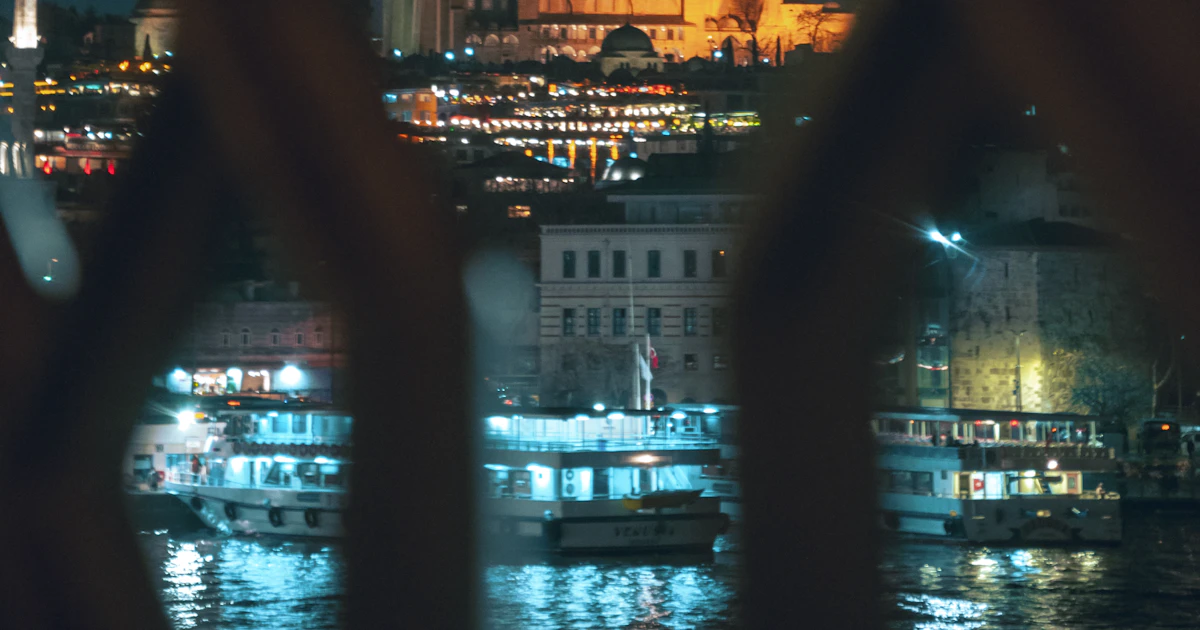 Gece vakti bir korkuluğun ardından görünen İstanbul şehir ışıkları