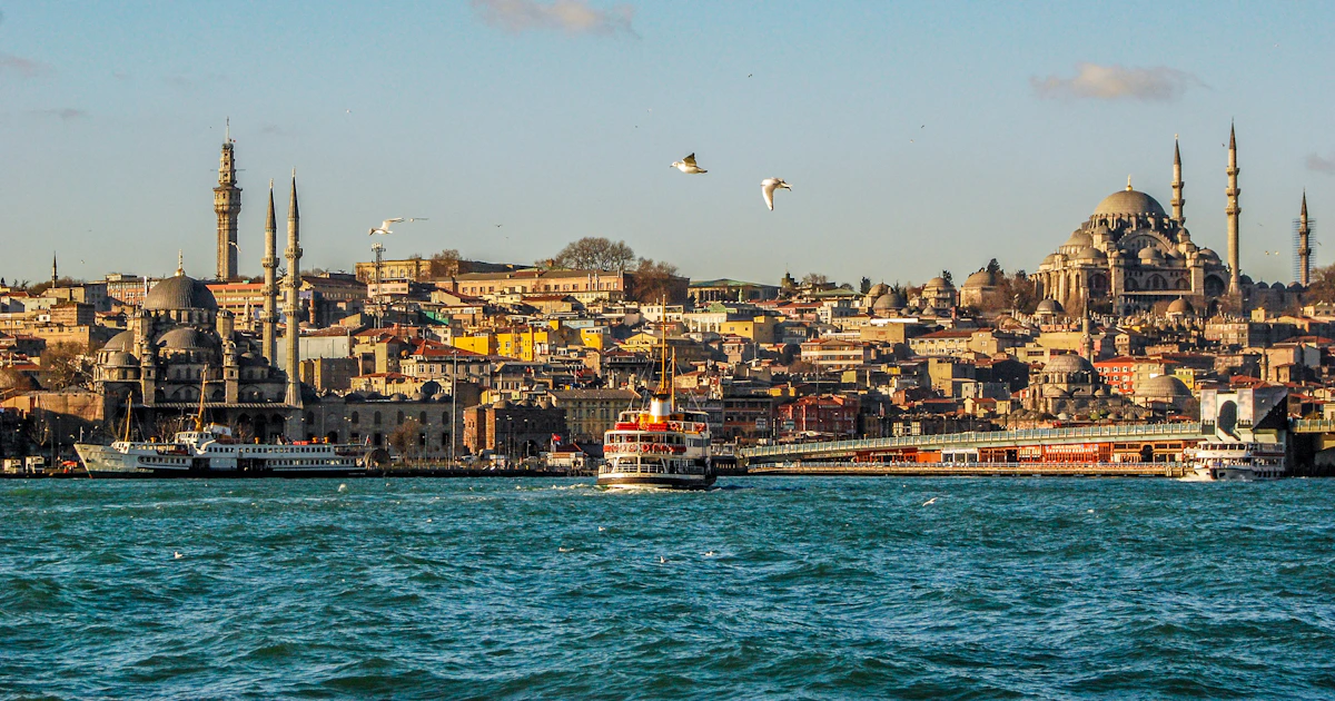 İstanbul'da Boğaz'ı geçen bir vapur ve arkada Eminönü silueti